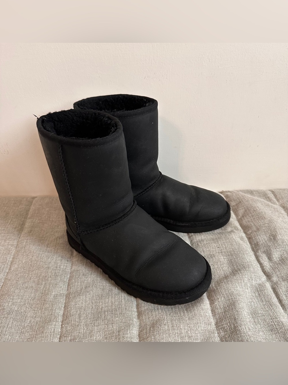 UGG Classic Short Black Sheepskin Lined Pull-On Mid-Calf Boot size 6